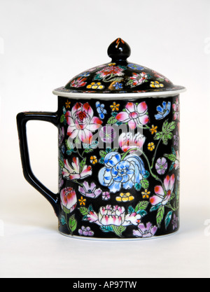 Chinesische Keramik Teetasse mit Deckel, Farbe schwarz mit Blumendekoration. Stockfoto