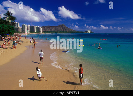 Badegäste und Hotels am Waikiki Beach mit Diamond Head im Hintergrund Insel Oahu Hawaii USA Stockfoto