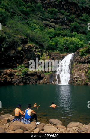 Menschen besuchen Touristen besuchen Waimea Falls Waimea Falls Park Insel Oahu Hawaii USA Stockfoto