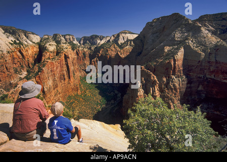 Vater Sohn Zion Canyon von Angels Landing Zion National Park Utah USA betrachten Stockfoto