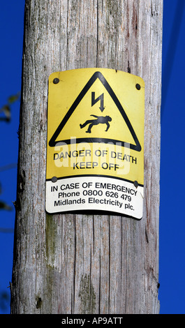 EIN WEST MIDLANDS ELECTRICITY BOARD GEFAHR WARNZEICHEN BEFINDET SICH AUF EINEM FERNSCHREIBER-POLE.UK Stockfoto