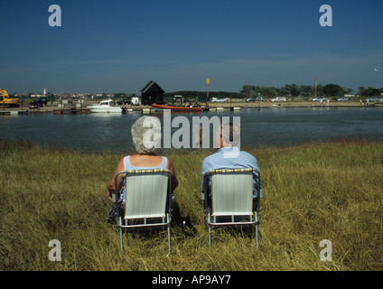 Paar mit Blick auf Hafen Southwold in Suffolk Uk Stockfoto