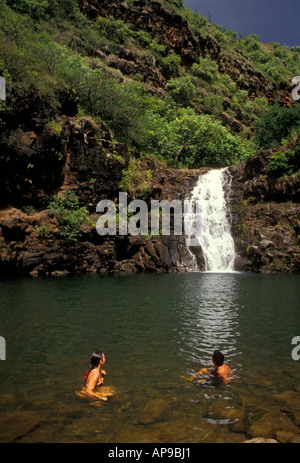 Peruanische Touristen, Mann und Frau, Mann und Frau, Brautpaar, Flitterwochen, Paar, Schwimmen, Waimea Falls, Waimea Falls Park, Insel Oahu, Hawaii Stockfoto