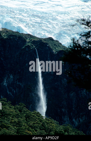 Gletscher trifft Regenwald mit Wasserfall am Mt Rob Roy Gletscher Mt Aspiring National Park Südinsel Neuseeland Stockfoto