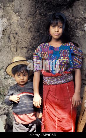 Maya Mädchen tragen die genähten Kostüm ihrer Gemeinschaft mit jüngeren Bruder Chajul Ixil Dreieck El Quiche Guatemala Stockfoto