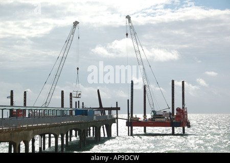 Jack Up Barge Reparatur Boscombe Pier in Dorset England UK Küste Stockfoto