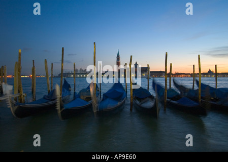 Gondeln günstig entlang der Riva degli Schiavoni waterfront in der Dämmerung in Venedig Insel San Giorgio Maggiore an der Rückseite Stockfoto