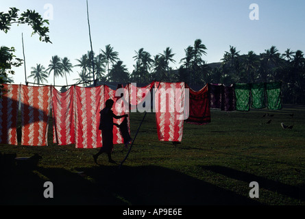 Eine Frau hängt ihre Wäsche Yanuya Insel Fidschi Stockfoto