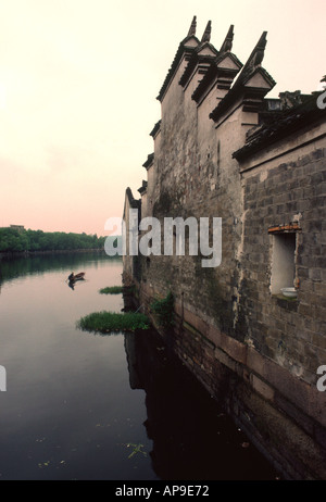 Ein altes Haus steht durch den Rand des Wassers, Ningbo, Zhejiang, China Stockfoto
