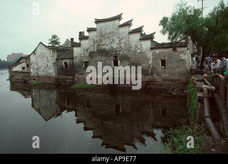 Ein altes Gebäude spiegelt sich im Wasser der Provinz Zhejiang Ningbo China Stockfoto