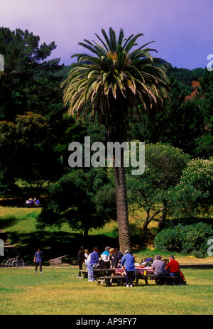 Touristen Menschen Freunde und Familie zusammen in eine Familie Picknick an Angel Island State Park auf Angel Island in der Bucht von San Francisco, Kalifornien Stockfoto