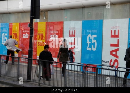 Glum Passanten Shop Fenster Verkauf Zeichen suchen Stockfoto