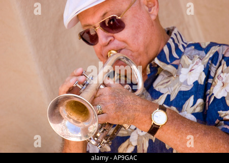 Ein Mann spielt die Coronet in einer Dixieland-Jazzband. Stockfoto