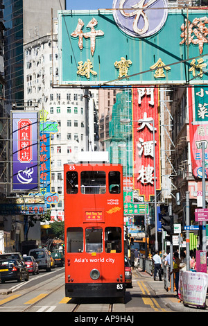 Straßenbahn in einer Hong Kong-Straße Stockfoto