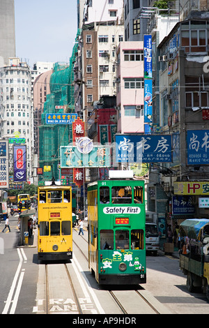 Straßenbahnen in einer Hong Kong-Straße Stockfoto