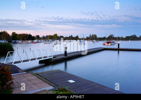 Oulton Broad nahe Lowestoft, Suffolk auf ein Herbstmorgen Stockfoto