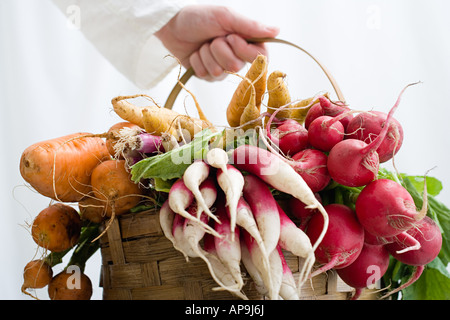 Frau Holding Korb mit Gemüse Stockfoto