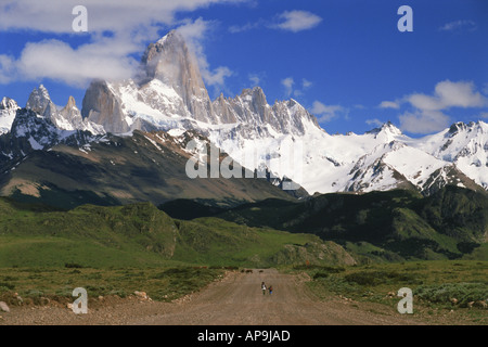 Kinder auf der Straße nach El Chalten unter Mount Fitz Roy Gipfel (3440 m) im Los Glaciares Nationalpark Santa Cruz Provinz Patagonien Stockfoto