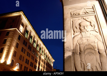 Blick auf Indien Gebäude Liverpool mit geschnitzten Mauerwerk auf Martins Bankgebäude im Vordergrund in der Nacht Stockfoto