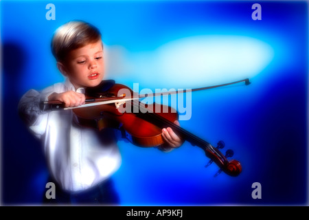 Jungen spielen Violine Stockfoto