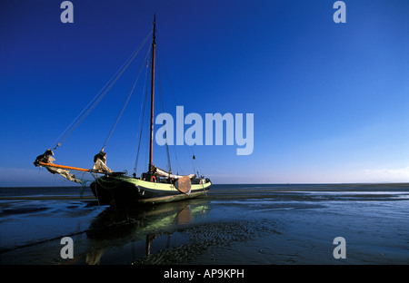 Terschelling genannt einem traditionellen Segelboot flach auf die Noordsvaarder Gezeiten Sand Platte Stockfoto