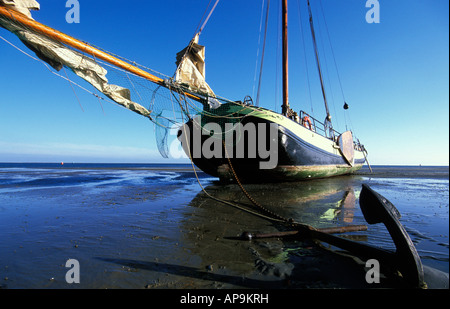 Terschelling genannt einem traditionellen Segelboot flach auf die Noordsvaarder Gezeiten Sand Platte Stockfoto