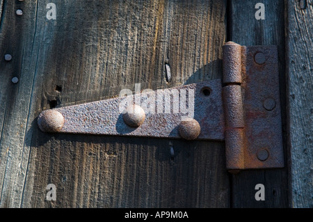 Große rostige Scharnier am Scheunentor Stockfoto