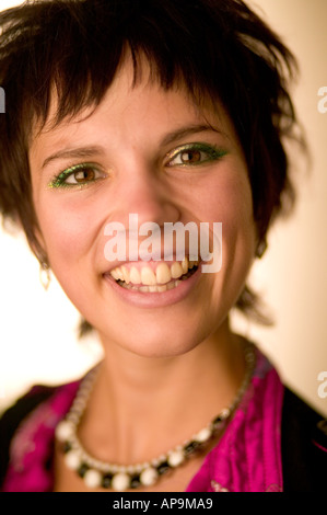 junge Frau mit breitem Lächeln hautnah Stockfoto