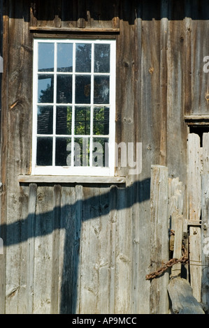 Multi-Fenster-Fenster in alten hölzernen Scheune Stockfoto