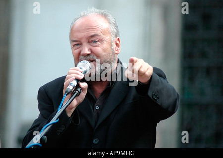 George Galloway Abgeordneter hält eine Rede auf dem Anti-Kriegs-Marsch. London, August 2006 Stockfoto