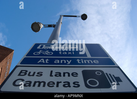 britischen Bus Lane Schild cctv-Kameras und zulässige Nutzung von Radfahrern und taxis Stockfoto