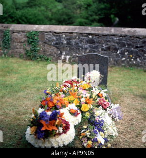 Grab bedeckt frische Kränze und Blumen nach einer Beerdigung Carmarthenshire Wales UK Stockfoto