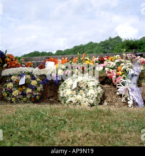 Ein Grab mit einem Kranz und Blumen nach einer Beerdigung in Carmarthenshire Wales UK Stockfoto