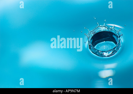 Wassertropfen spritzt gegen die Oberfläche des Wassers bilden Splash Krone hautnah Stockfoto