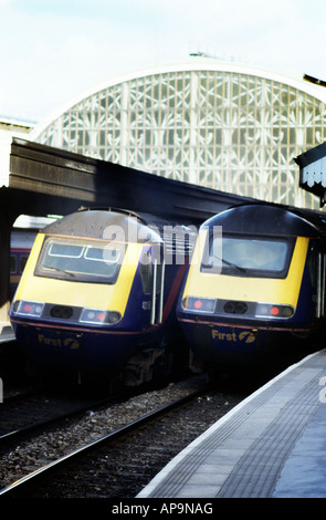 Züge auf der Plattform in London Paddington Bahnhof Stockfoto