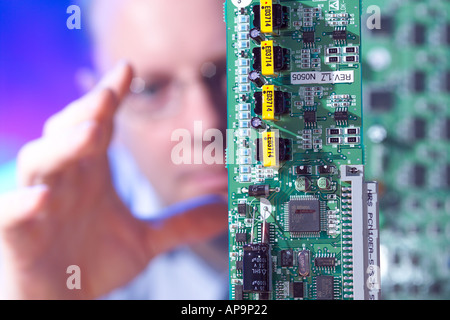 Telekom Techniker arbeiten an Schaltungen, Nahaufnahme Stockfoto