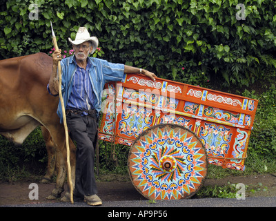 Ältere Menschen mit traditionellen Ochsenkarren in San Jose, Costa Rica, Mittelamerika Stockfoto