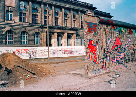 Deutschland Berlin Berliner Mauer 1989 kurz nach dem Fall der Wand A Pause in der Wand durch No mans Land und Ost-Berlin Stockfoto