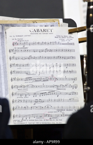 Hölzerne Wäscheklammern halten Noten im Ort auf einem Notenständer, Bilbao Stockfoto