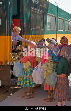 Amerikanische Touristen Artefakte von einheimischen Frauen in San Rafael eine Stadt in der Sierra Tarahumara in der Nähe von Creel Mexiko Angebot kaufen Stockfoto