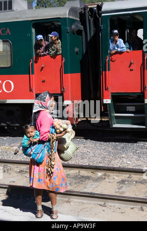 Einheimische Frau in San Rafael eine Stadt in Sierra Tarahumara in der Nähe von Creel Mexiko Verkauf von Hand gemacht-Körbe und lokale waren Tou Stockfoto