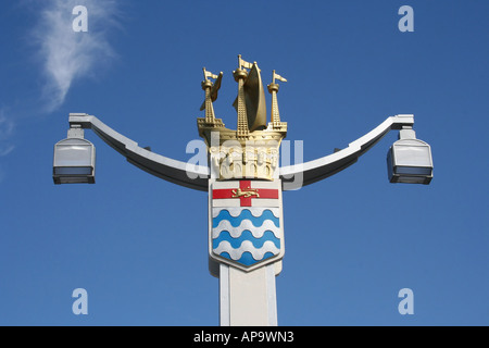 Statue des goldenen Schiff und Wappen auf Lampe Chelsea Bridge London August 2006 Stockfoto