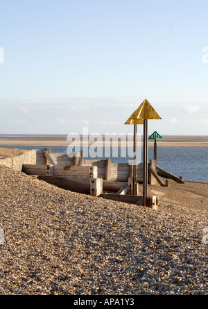 Warnung Boje Markierungen auf Kiesstrand Stockfoto