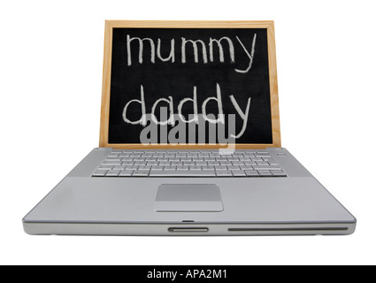 PERSÖNLICHEN LAPTOP NOTEBOOK MIT BLACKBOARD STATT BILDSCHIRM MIT DEN WORTEN MAMI UND PAPI KREIDE GESCHRIEBEN Stockfoto