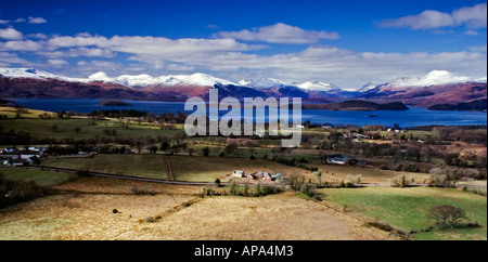 Blick vom Duncryne Hügel mit Blick über Farmland in Richtung Loch Lomond und die dahinter liegenden Berge Stockfoto