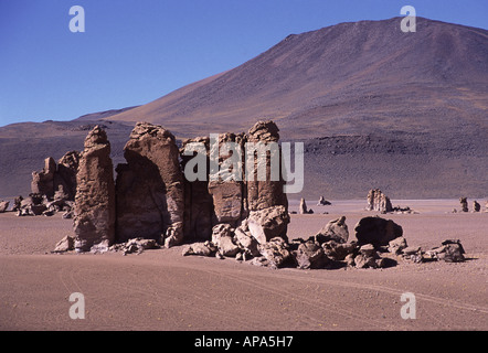 Monjes De La Pacana Riesen Säulen aus Stein, Salar de Tara, San Pedro de Atacama, Chile Südamerika Stockfoto