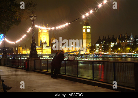 Der South Bank in der Nacht mit Blick auf die Themse gegenüber der Houses Of Parliament Stockfoto