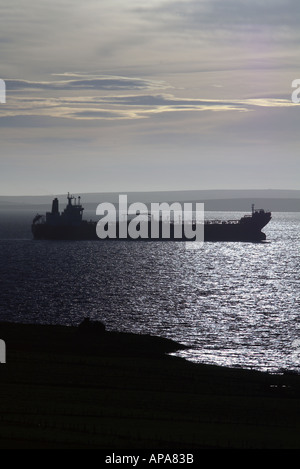 dh Versand SCAPA FLOW ORKNEY Öl super Tanker Schiff am Anker Dawn sonnenbeschienenen silhouette Stockfoto