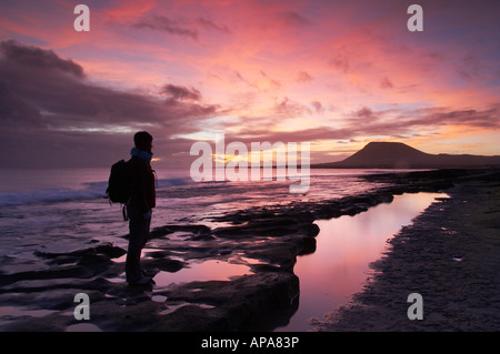 Weibliche Wanderer auf La Graciosa Insel der Kanarischen Inseln, Spanien, Europa Stockfoto