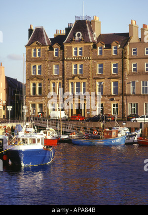 dh Hafen KIRKWALL ORKNEY Angeln Boote Hafen Kai Kirkwall Hotel direkt am Meer Stockfoto